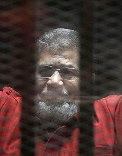Mursi, ilk kez idam mahkumu kıyafetiyle mahkemede
