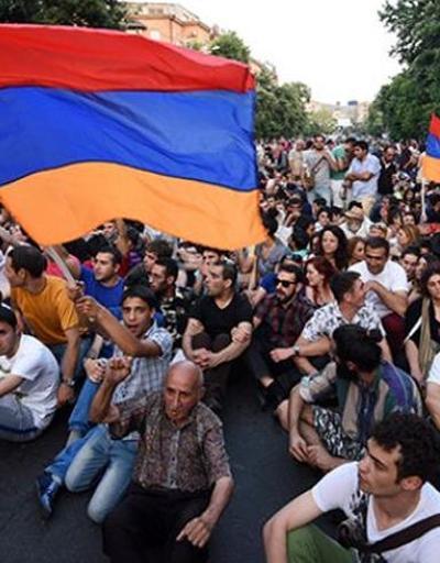 Ermenistanda halk, Cumhurbaşkanlığı Sarayına yürüdü