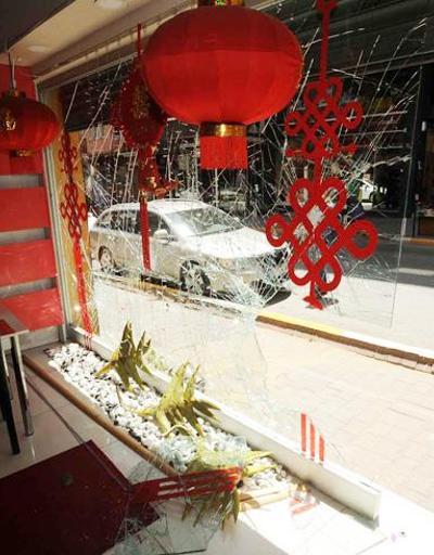 Tophanede Çin lokantasına taşlı-sopalı saldırı