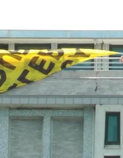 Canlı yayınla belediye binasında eylem yapıp pankart açtılar