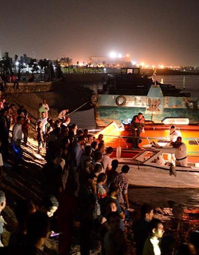 Nil Nehrinde yolcu gemisiyle yük gemisi çarpıştı