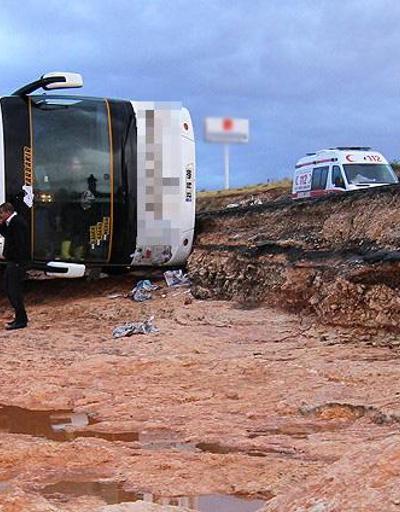 Mersinde yolcu otobüsü devrildi: 20 yaralı