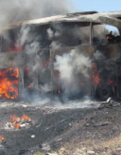Ercişte teröristler yolcu otobüsünü ateşe verdi