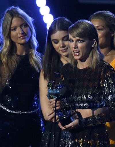 2015 MTV Video Müzik Ödüllerinin kazananı Taylor Swift