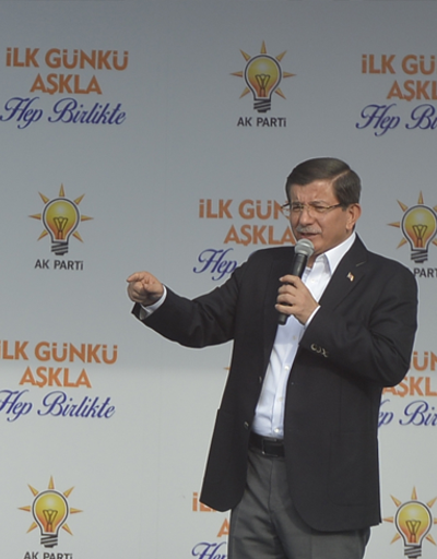 Davutoğlu: AK Parti iktidardan indirilirse ya terör çeteleri ya da beyaz toroslar dolaşacak