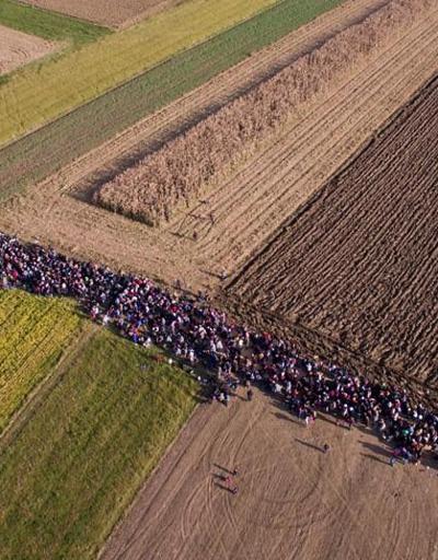 Göçmenler Slovenya sınırında havadan görüntülendi