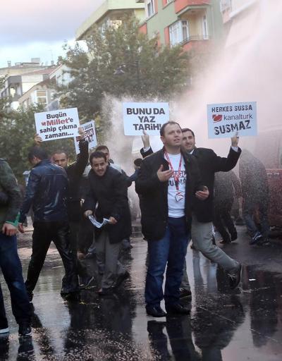 İpek Medya önünde bekleyenlere biber gazlı polis müdahalesi