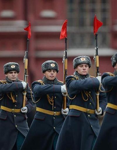 Sovyet askerleri Kızıl Meydanda yürüdü