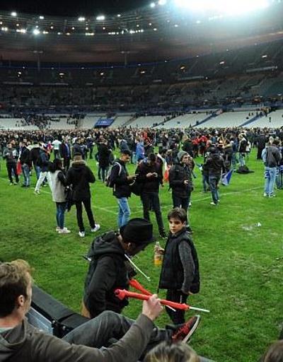 Fransa - Almanya maçında seyirciler sahanın içinde bekledi