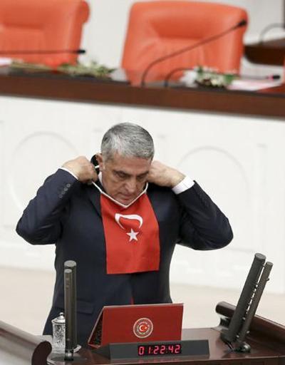 AK Partili Necip Kalkan boynuna Türk bayrağını asarak yemin etti