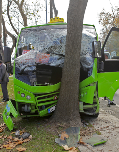 Sarıyerde yolcu minibüsü ağaca çarptı