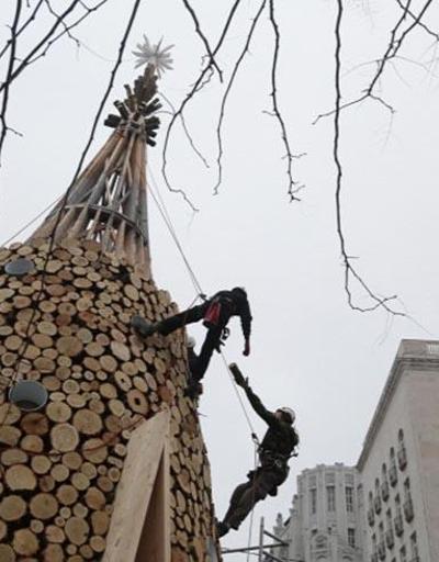 Budapeştede yoksullara yakacak odundan Noel ağacı