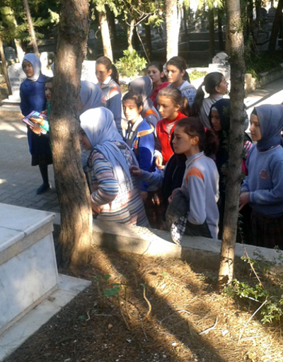 Ortaokul öğrencilerine mezarlıkta ahiret dersi
