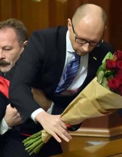Ukraynada muhalif vekil başbakanı kucaklayıp kürsüden indirdi
