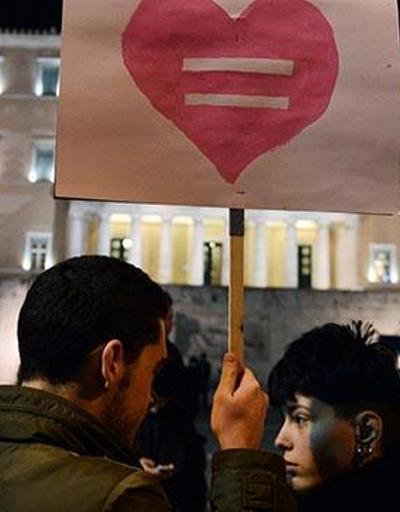 Yunanistanda eşcinsel çiftlerin yeni yıl dileği oldu