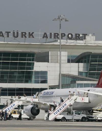 Atatürk Havalimanında kar önlemi. Uçuşlar da iptal