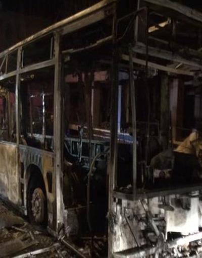 Gazi Mahallesinde belediye otobüsü yakıldı