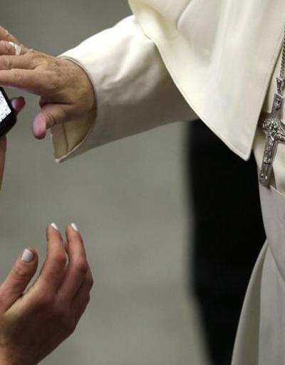 Papa bu sefer akıllı telefon ile kutsadı