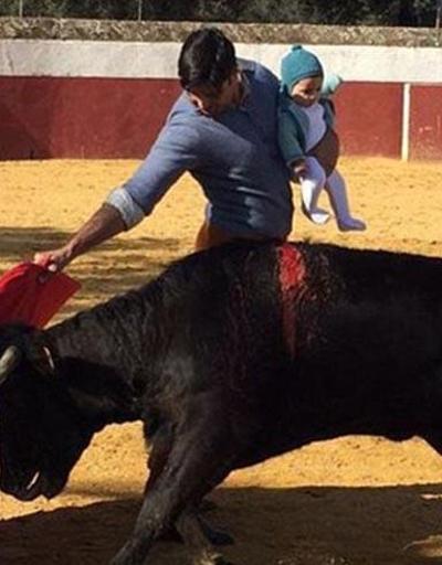Ünlü matadorun 5 aylık kızıyla boğa güreşi yapması tepki gördü