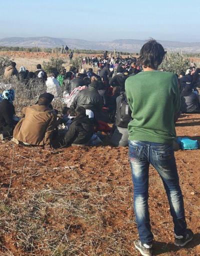 Halepten kaçan binlerce Suriyeli Türkiye sınırında