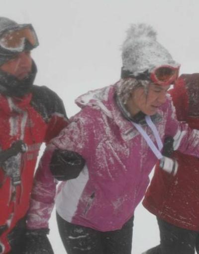 Uludağda kayak yaparken kaybolan kadın kayakçıyı jandarma kurtardı