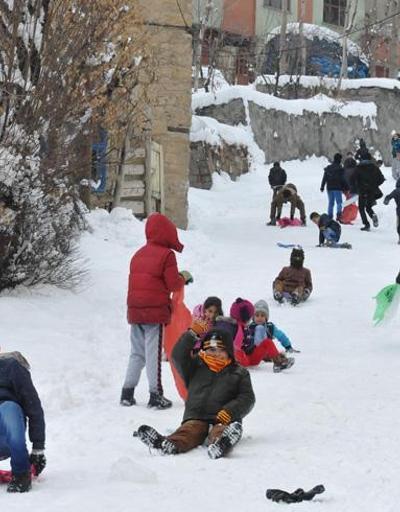 Yoğun kar yağışı okulları yine tatil ettirdi