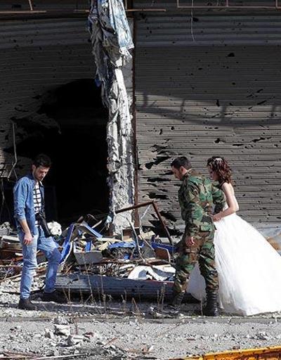 Düğün fotoğraflarını savaşın yıktığı Humusta çektirdiler