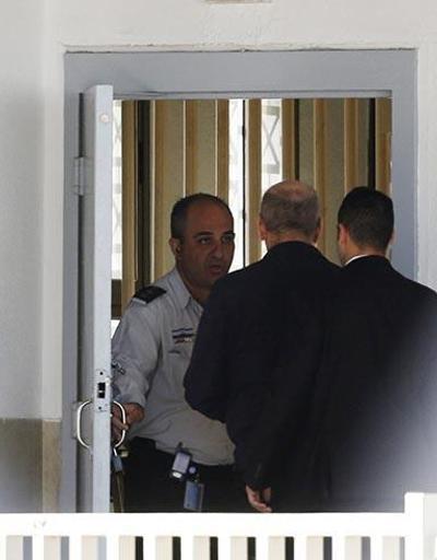 Eski İsrail Başbakanı Ehud Olmert cezaevine girdi