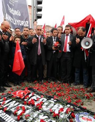Ankaradaki terör kurbanlarına karanfilli anma