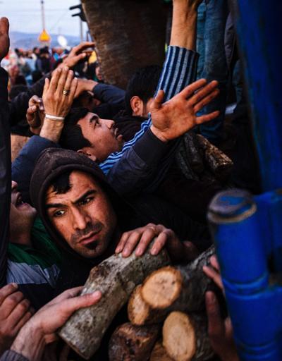 Yunanistan-Makedonya sınırındaki göçmen kampında odun izdihamı