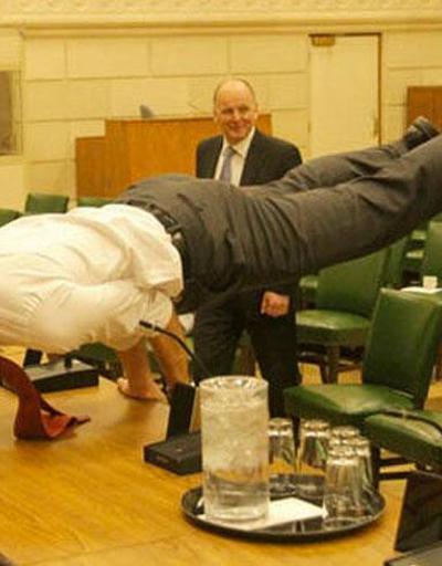 Kanada Başbakanı toplantı masasında yoga yaptı