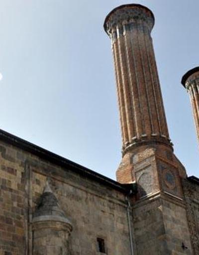Tarihi Çifte Minareli Medreseye boru döşediler