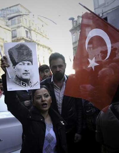 CHPli gençler İstiklalde Laik Türkiye için yürüdü