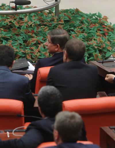 Başbakan Davutoğlu hükümet sıralarında oturmadı