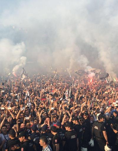 Beşiktaş kafilesi taraftarını selamladı