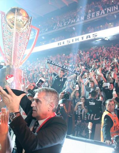 Şampiyonluk kupası Beşiktaşlı futbolcuların ellerinde