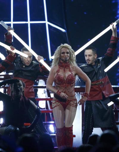 Britney Spears dans şovuyla olay oldu