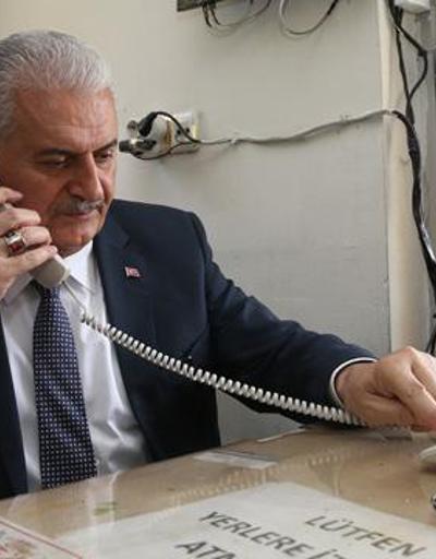 Başbakan Yıldırım, taksi durağını ziyaret etti, telefona baktı