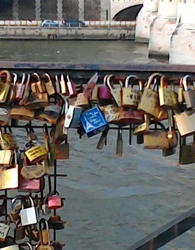Paris’te aşk direniyor
