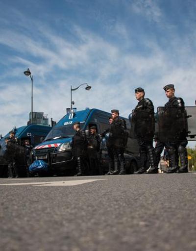Fransada polis, araçlarını göstericilerin üzerine sürdü