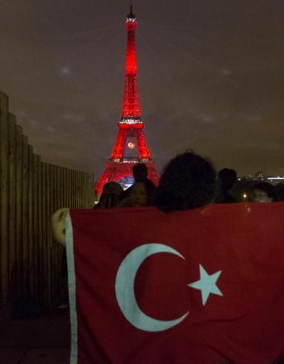 Eyfel Kulesi üçüncü kez Türk bayrağı renklerine büründü