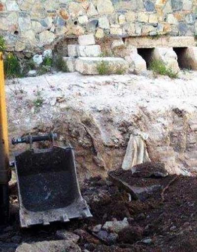 2 bin yıllık mezarlara kepçe tahribi
