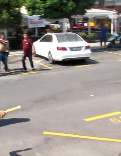 Masalarla yolu kapatan restoran çalışanları bıçakla zabıtalara saldırdı
