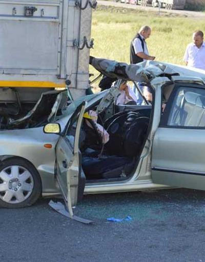 Otomobil TIRa arkadan çarptı: 3 ölü, 1 yaralı