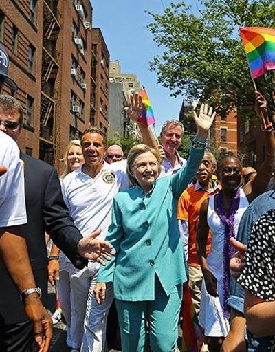 Hillary Clinton, New Yorktaki LGBT yürüyüşüne katıldı