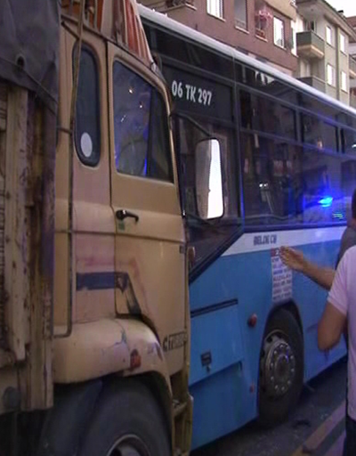 Ankarada freni boşalan kamyon, özel halk otobüsüne çarptı
