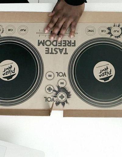 DJ tablalı pizza kutusu