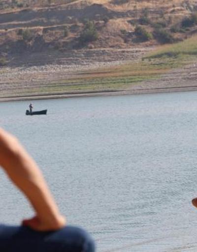 Baraj gölüne giren iki genç kadından birinin cesedi bulundu