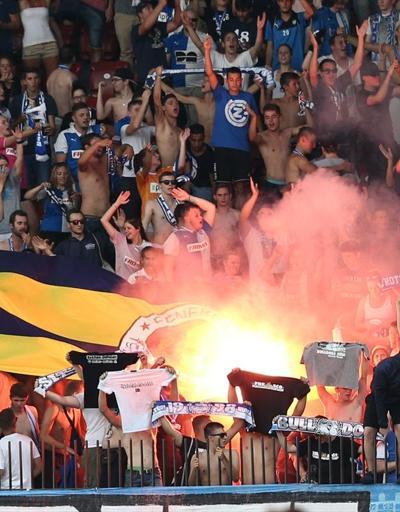 Grasshoppers taraftarları tribünde Fenerbahçe bayrağı yaktı
