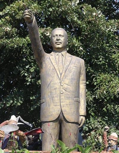 Cumhurbaşkanı Erdoğanın 4 metrelik heykeli elinde kaldı